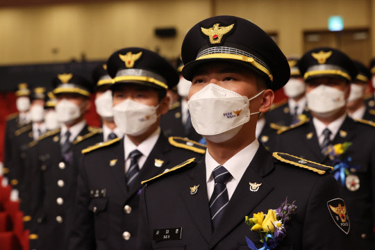 12일 오후 충남 아산시 경찰대학에서 열린 신임 경찰 경위·경감 임용식에서 신임 경위·경감들이 애국가를 제창하고 있다.  연합뉴스